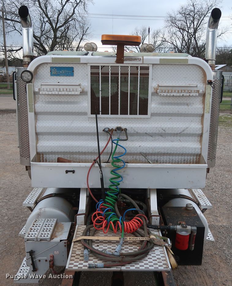 image for item DG7163 2007 Freightliner FLD semi truck