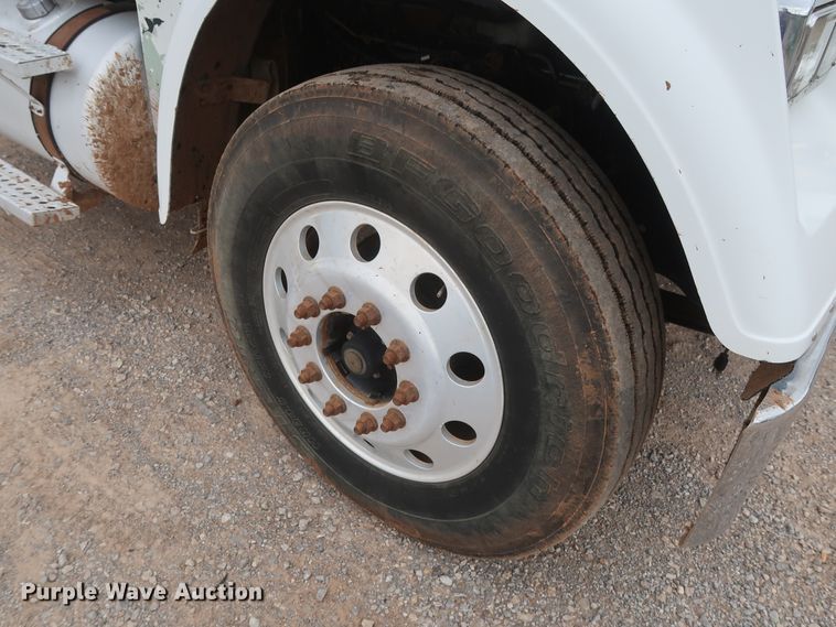 image for item DG7163 2007 Freightliner FLD semi truck