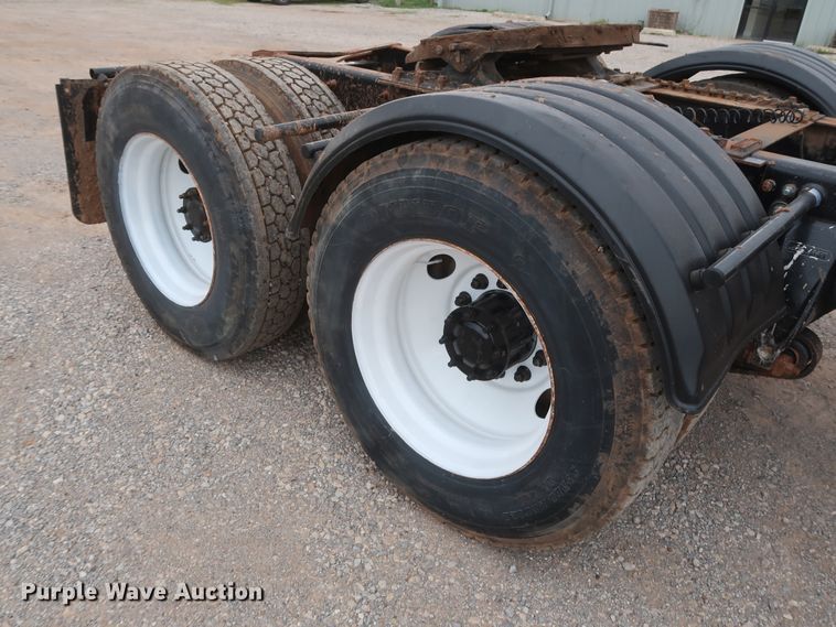 image for item DG7163 2007 Freightliner FLD semi truck