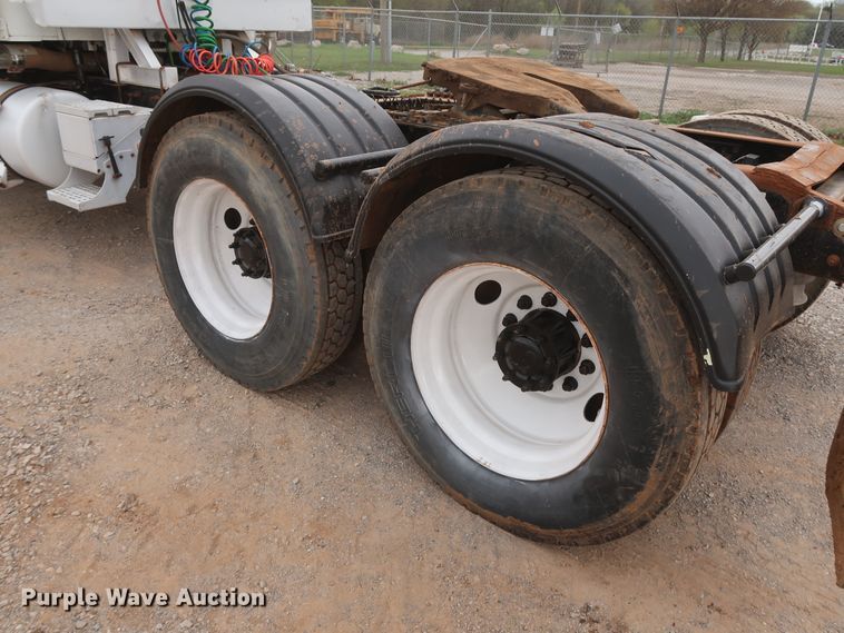 image for item DG7163 2007 Freightliner FLD semi truck