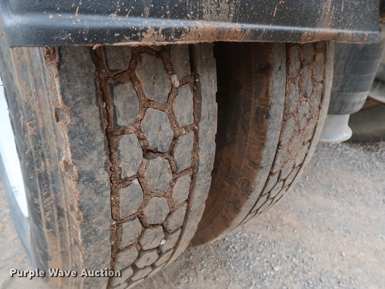 image for item DG7163 2007 Freightliner FLD semi truck