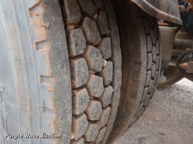 image for item DG7163 2007 Freightliner FLD semi truck