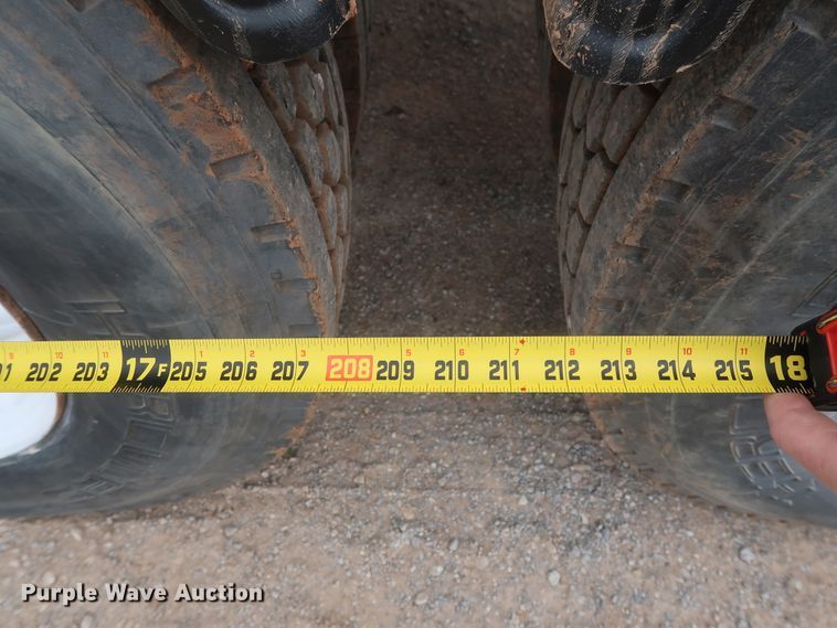 image for item DG7163 2007 Freightliner FLD semi truck