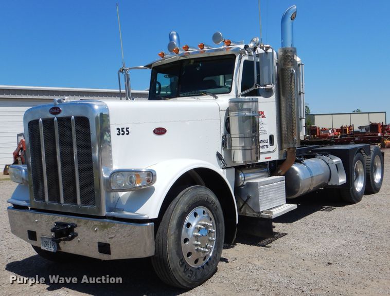 image for item DG8499 2010 Peterbilt 389 semi truck