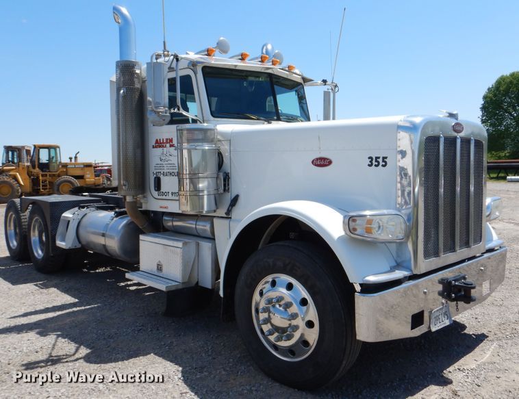 image for item DG8499 2010 Peterbilt 389 semi truck
