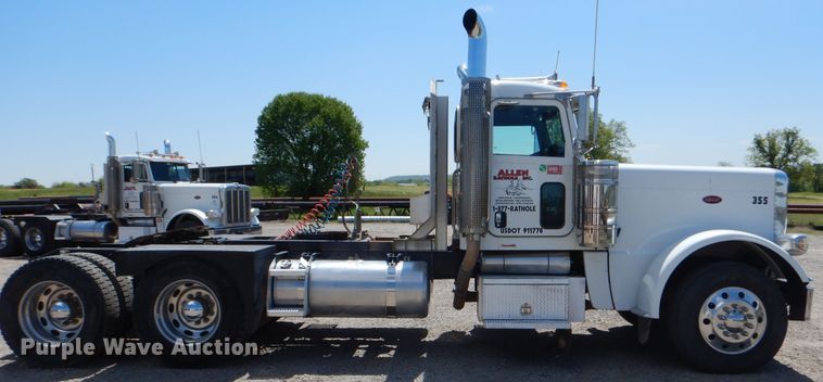 image for item DG8499 2010 Peterbilt 389 semi truck