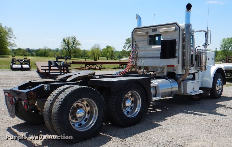 image for item DG8499 2010 Peterbilt 389 semi truck