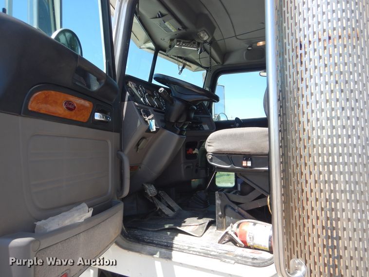 image for item DG8499 2010 Peterbilt 389 semi truck