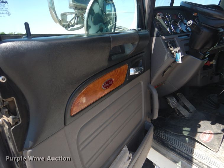 image for item DG8499 2010 Peterbilt 389 semi truck