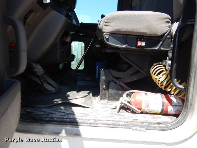 image for item DG8499 2010 Peterbilt 389 semi truck