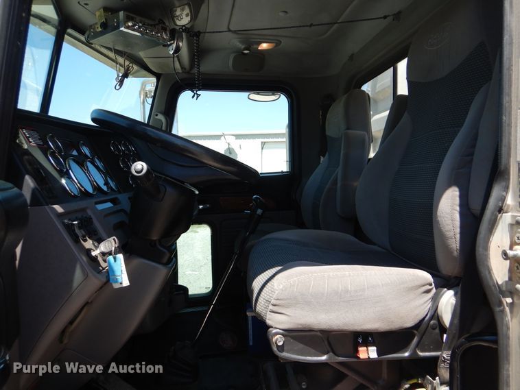 image for item DG8499 2010 Peterbilt 389 semi truck