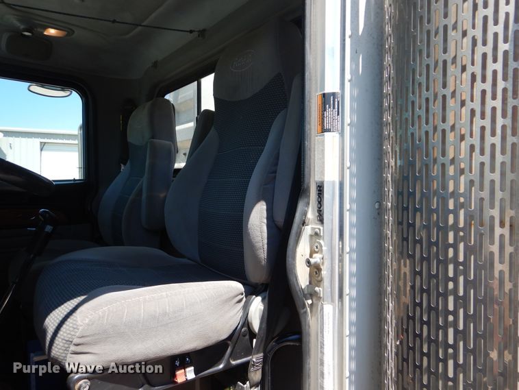 image for item DG8499 2010 Peterbilt 389 semi truck