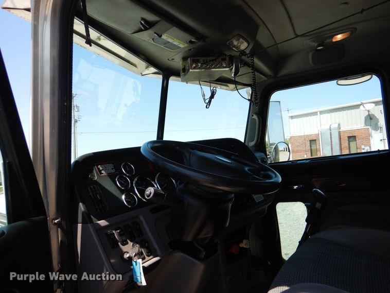 image for item DG8499 2010 Peterbilt 389 semi truck