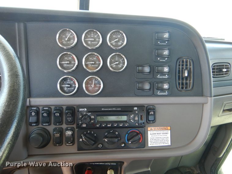 image for item DG8499 2010 Peterbilt 389 semi truck