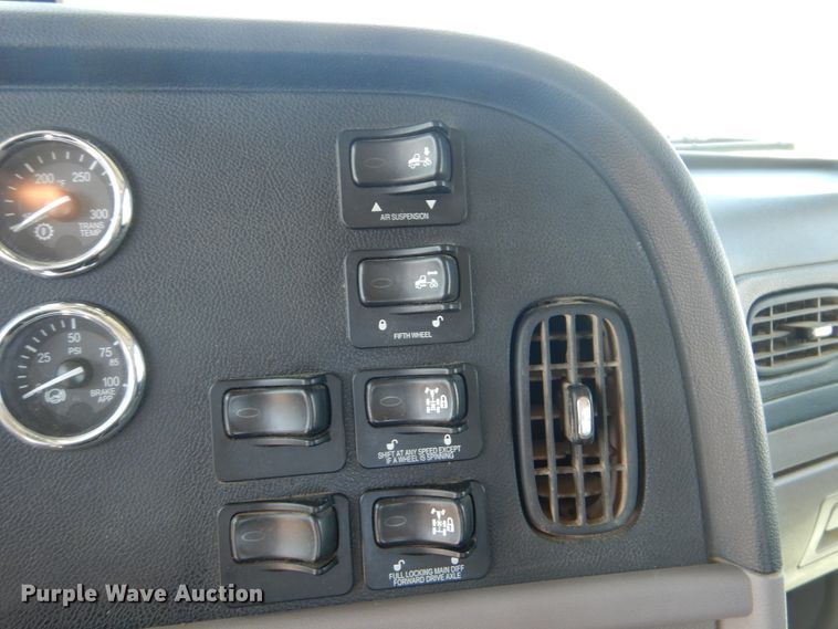 image for item DG8499 2010 Peterbilt 389 semi truck