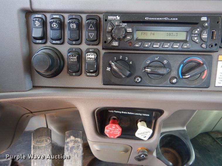 image for item DG8499 2010 Peterbilt 389 semi truck