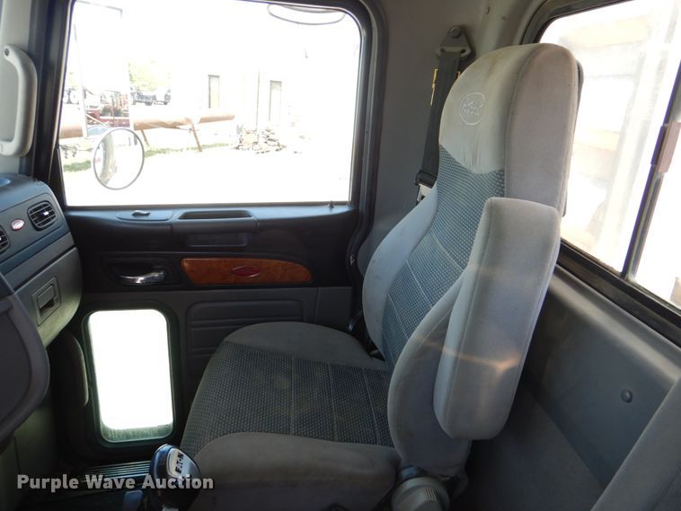 image for item DG8499 2010 Peterbilt 389 semi truck