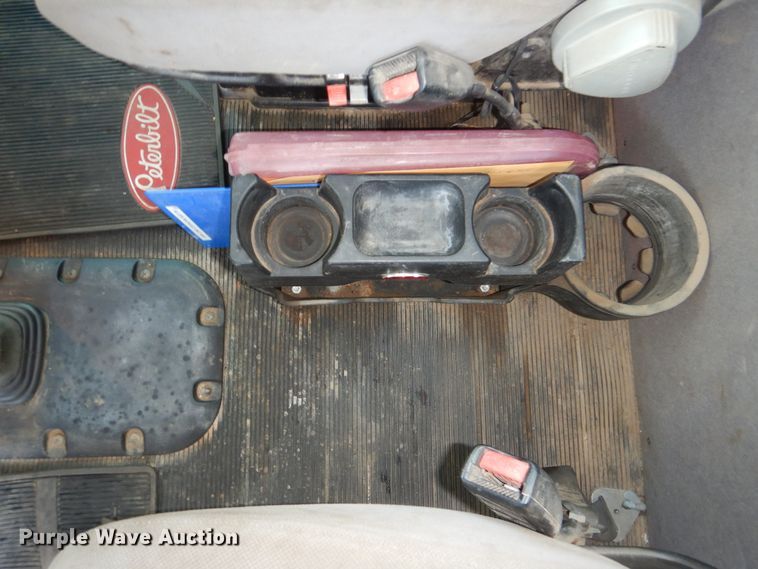 image for item DG8499 2010 Peterbilt 389 semi truck