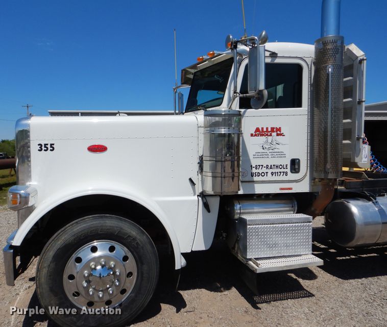 image for item DG8499 2010 Peterbilt 389 semi truck
