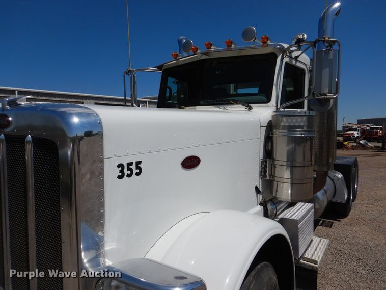 image for item DG8499 2010 Peterbilt 389 semi truck
