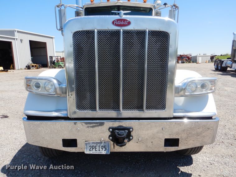 image for item DG8499 2010 Peterbilt 389 semi truck
