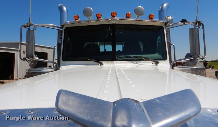 image for item DG8499 2010 Peterbilt 389 semi truck