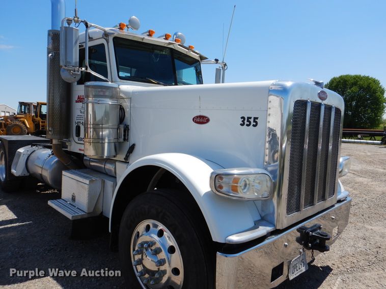 image for item DG8499 2010 Peterbilt 389 semi truck