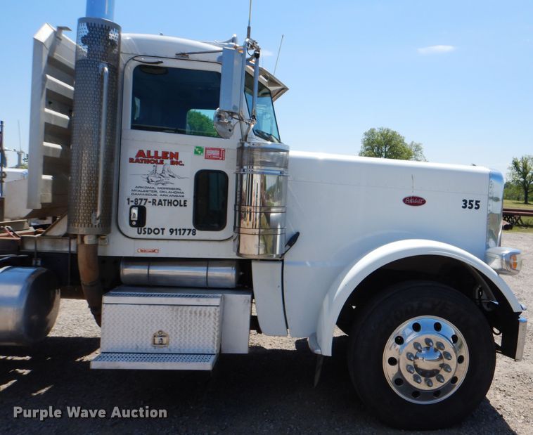 image for item DG8499 2010 Peterbilt 389 semi truck