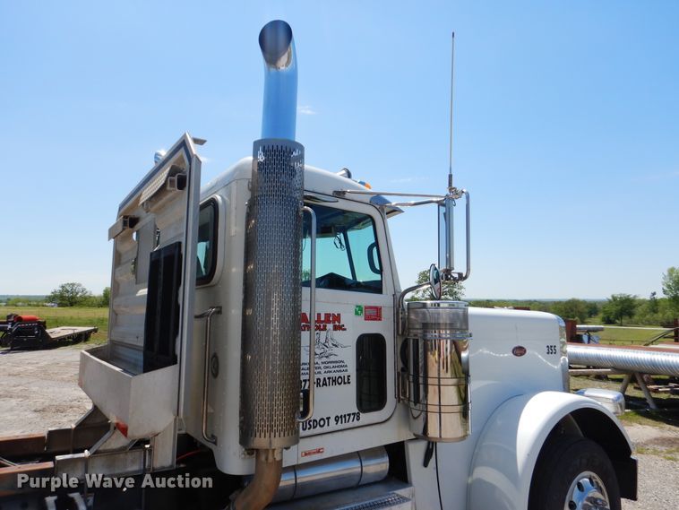 image for item DG8499 2010 Peterbilt 389 semi truck