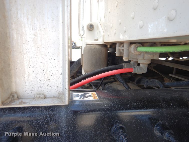 image for item DG8499 2010 Peterbilt 389 semi truck