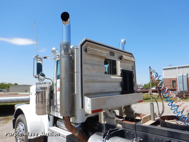 image for item DG8499 2010 Peterbilt 389 semi truck