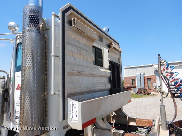 image for item DG8499 2010 Peterbilt 389 semi truck