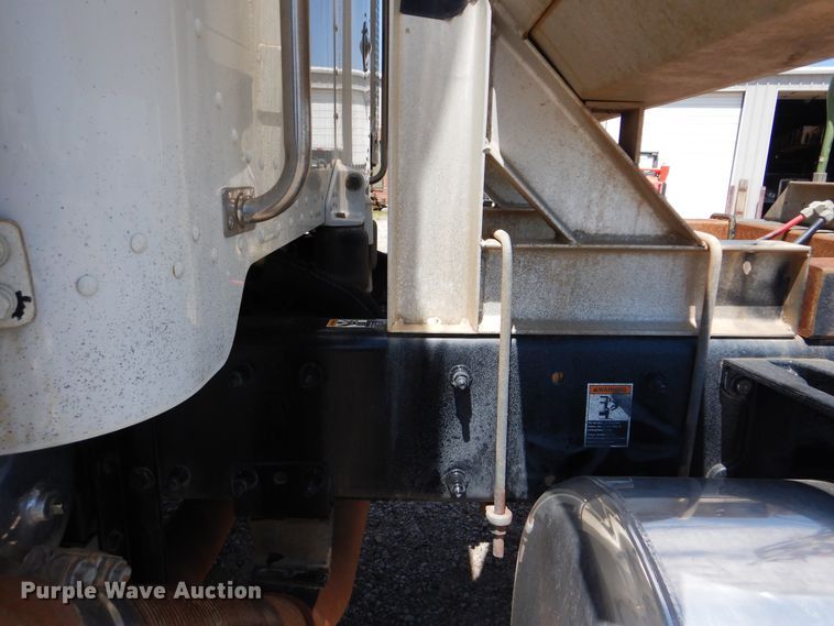 image for item DG8499 2010 Peterbilt 389 semi truck