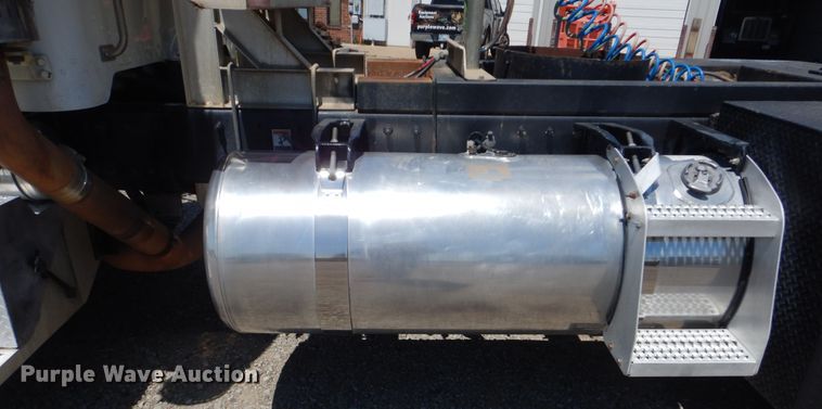 image for item DG8499 2010 Peterbilt 389 semi truck