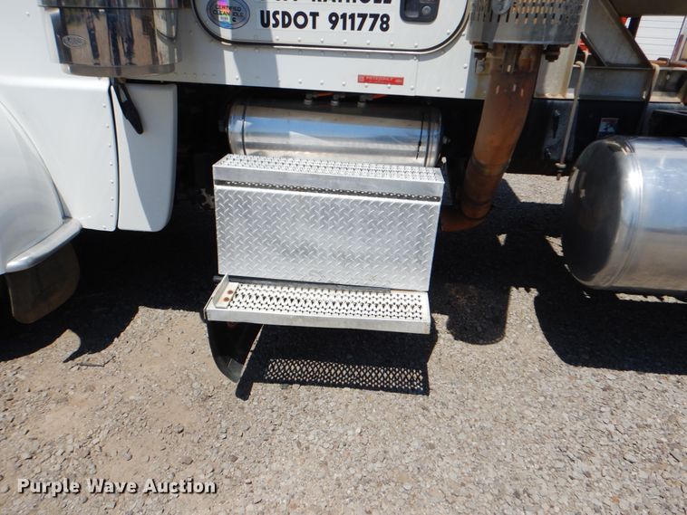 image for item DG8499 2010 Peterbilt 389 semi truck