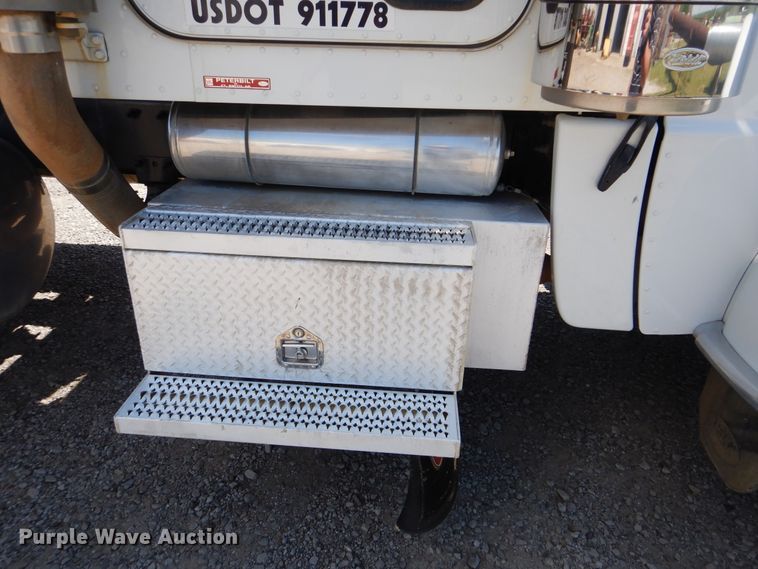 image for item DG8499 2010 Peterbilt 389 semi truck