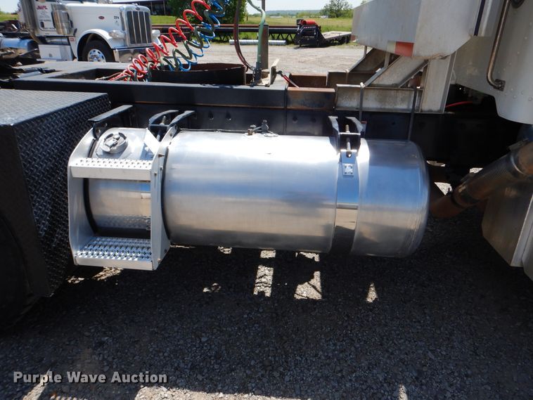 image for item DG8499 2010 Peterbilt 389 semi truck