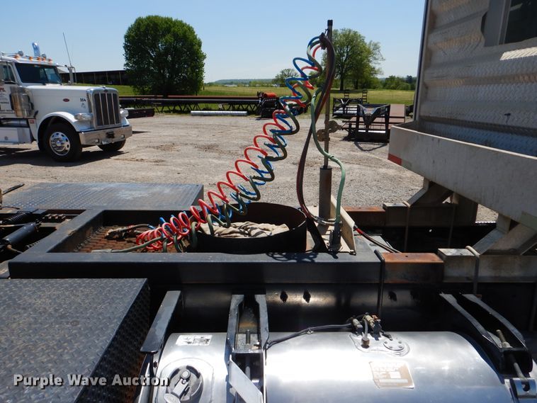 image for item DG8499 2010 Peterbilt 389 semi truck