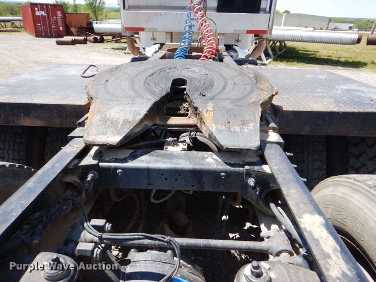 image for item DG8499 2010 Peterbilt 389 semi truck