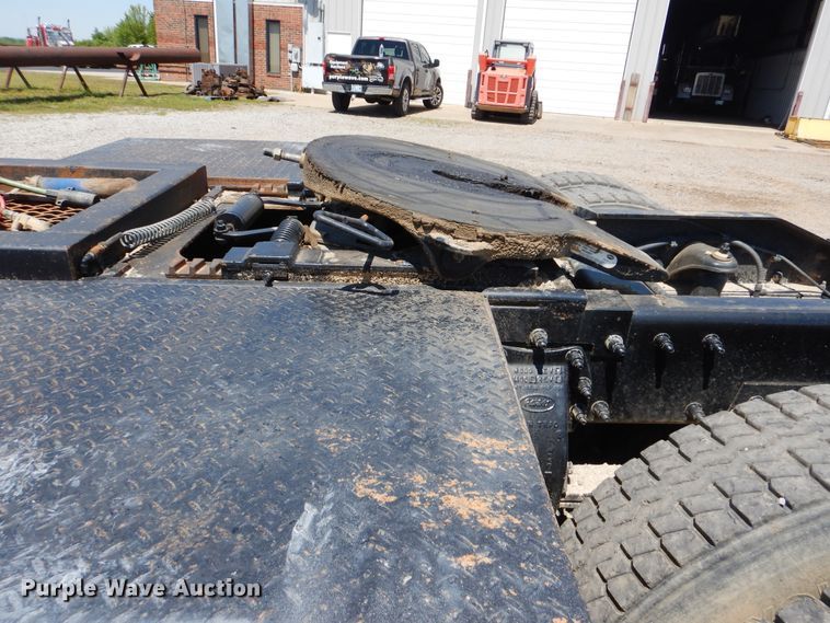 image for item DG8499 2010 Peterbilt 389 semi truck