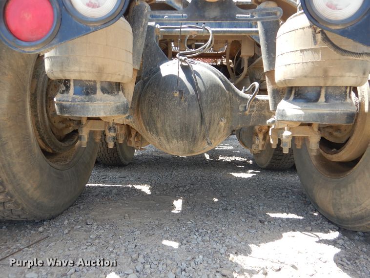 image for item DG8499 2010 Peterbilt 389 semi truck