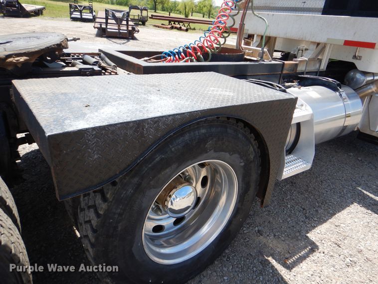 image for item DG8499 2010 Peterbilt 389 semi truck