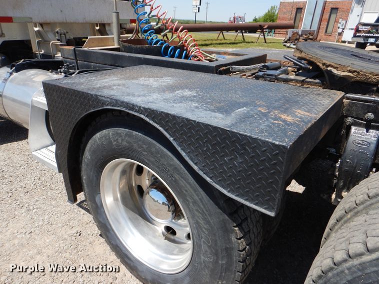 image for item DG8499 2010 Peterbilt 389 semi truck