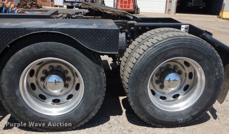 image for item DG8499 2010 Peterbilt 389 semi truck