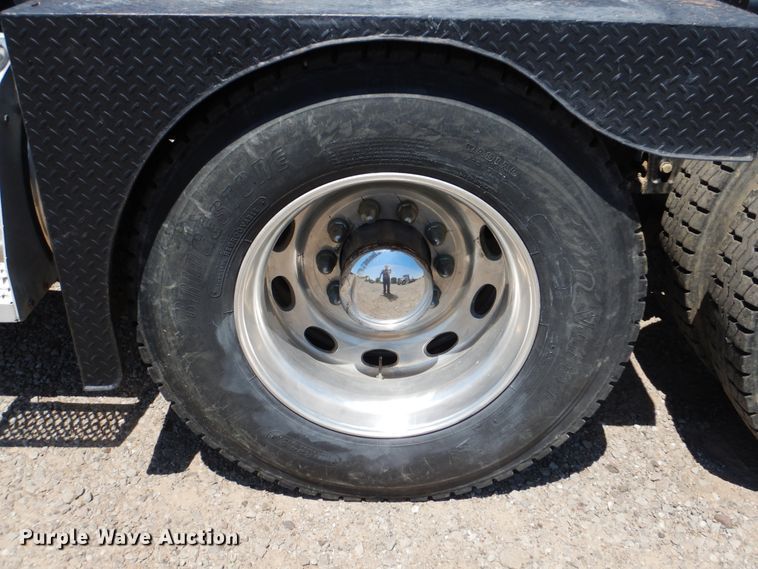 image for item DG8499 2010 Peterbilt 389 semi truck