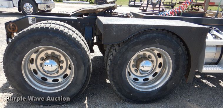 image for item DG8499 2010 Peterbilt 389 semi truck