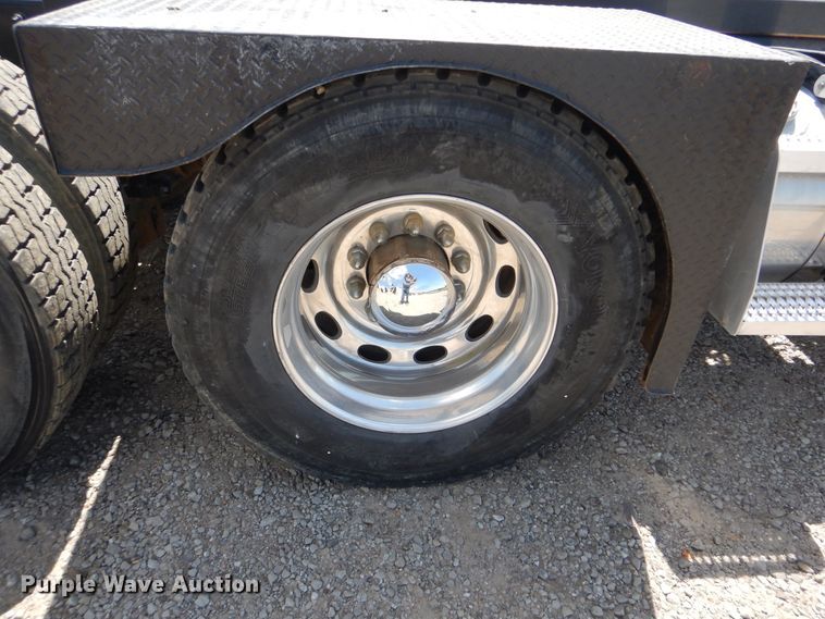 image for item DG8499 2010 Peterbilt 389 semi truck