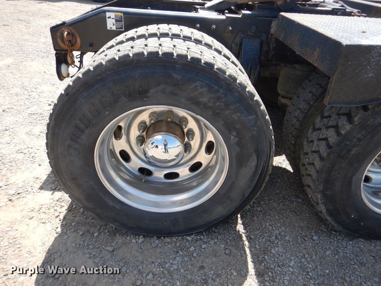 image for item DG8499 2010 Peterbilt 389 semi truck