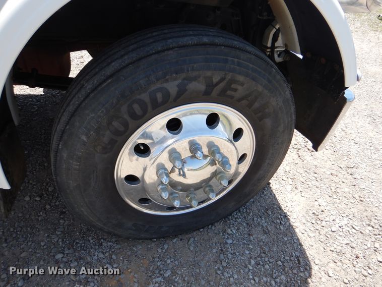 image for item DG8499 2010 Peterbilt 389 semi truck