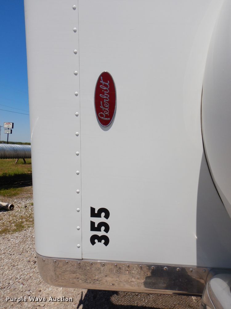 image for item DG8499 2010 Peterbilt 389 semi truck